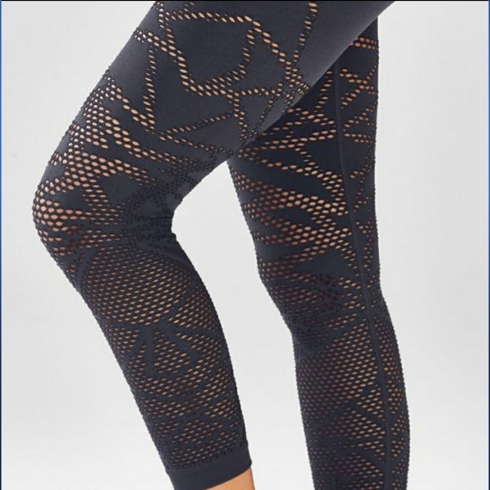 Host Pick Demi Lovato XS  Fabletics Black Capri - Picture 4 of 8